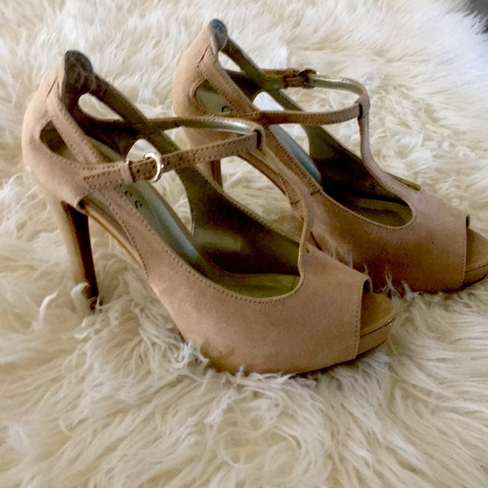 Guess Pumps